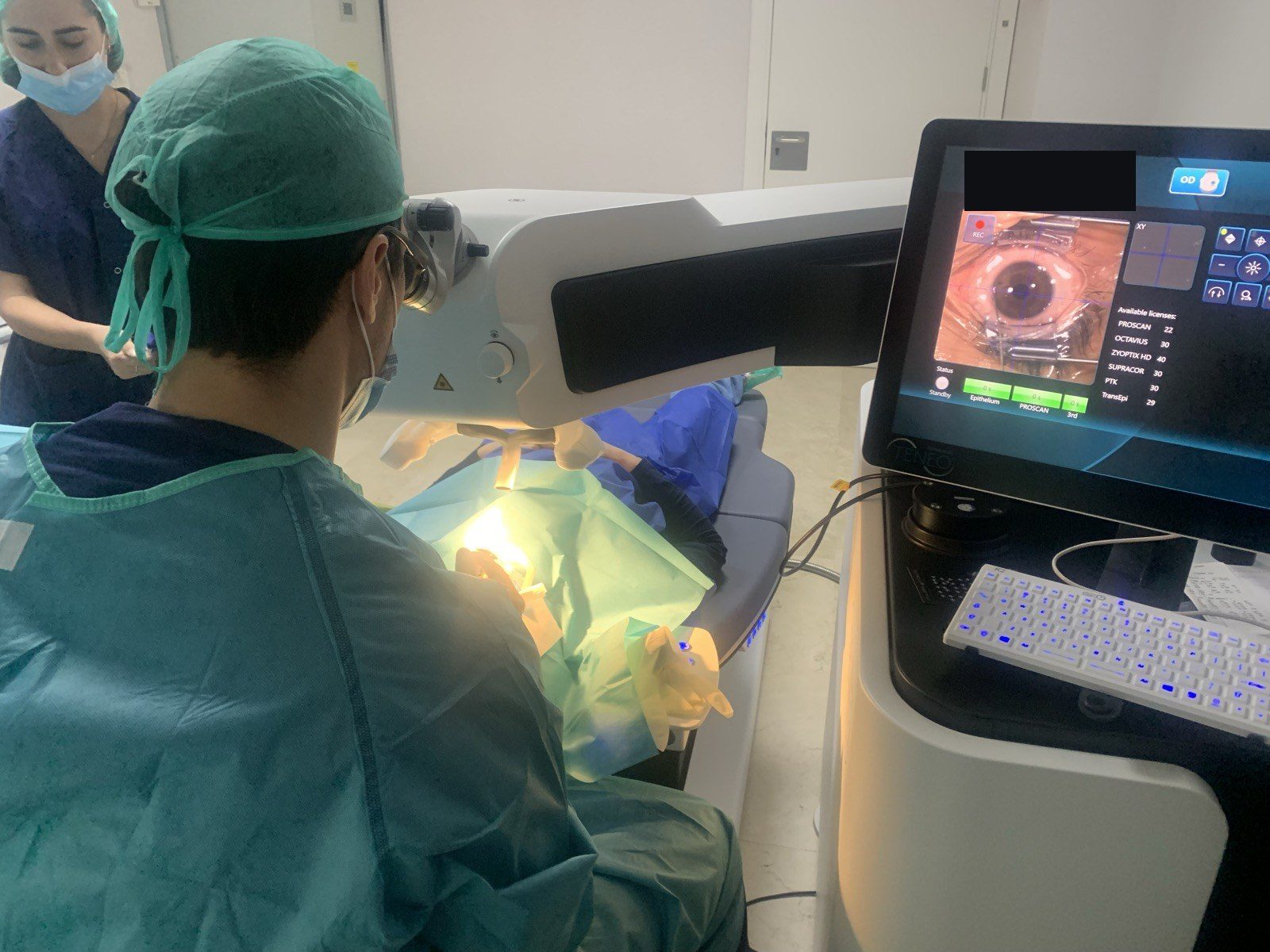 Cirugía láser corneal en quirófano